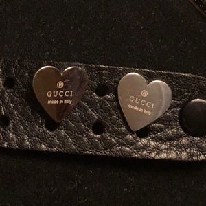 Heart metal earrings with Gucci trademark.